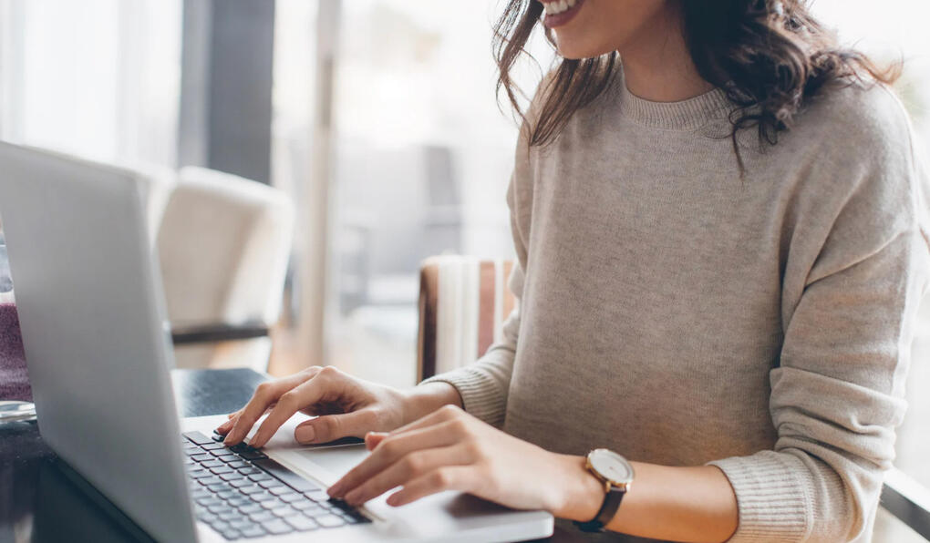 iconically-ready-aligned-wardrobe-edit-laptop.jpg Woman reviewing wardrobe selections on a laptop during the Aligned Wardrobe Edit session.